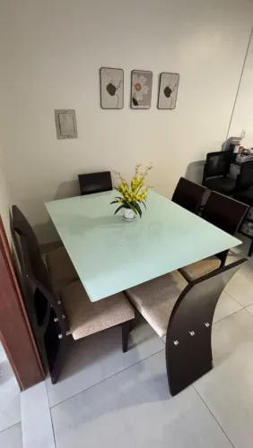 Mesa de Jantar com seis cadeiras