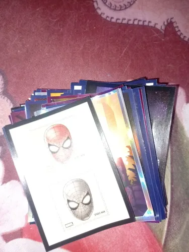 Vendo 60 figurinhas Marvel 