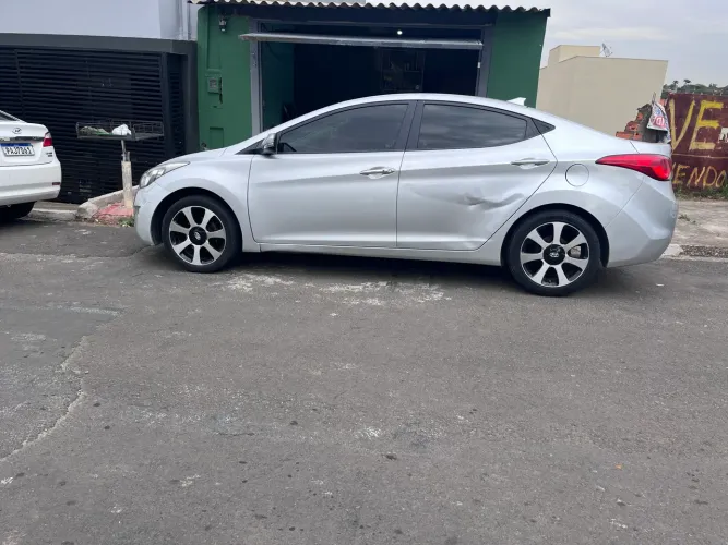 Hyundai Elantra GLS 1.8 16V Aut. 2012