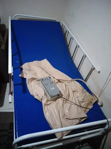 Cama hospitalar manual de três movimentos, colchão e colchão pneumático motorizado.