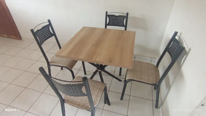 Mesa com 4 cadeiras