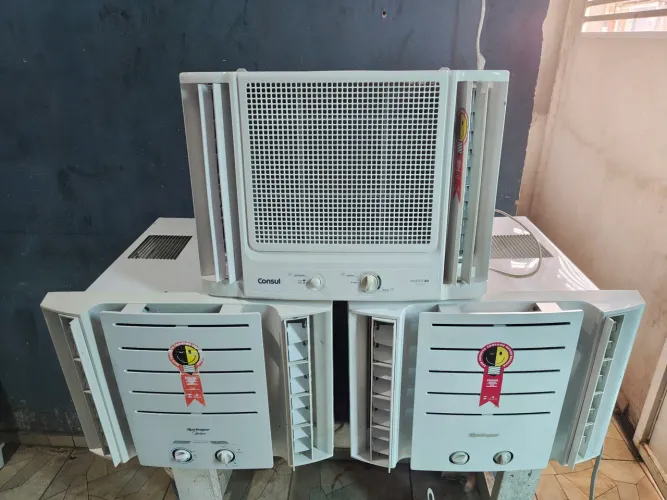Vendo esses três ar condicionado de 7.500 btu 127 volts gelando perfeitamente já vão limp