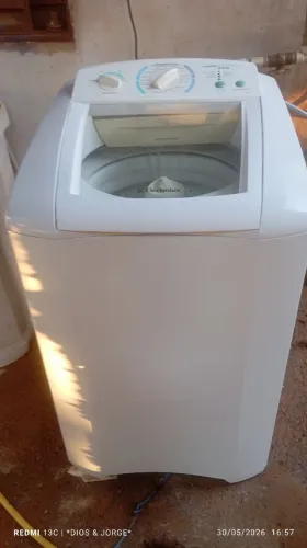 Vende-se máquina de lavar roupas faz tudo 9 quilos