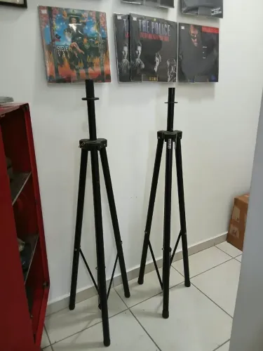 Tripé para caixas de som.