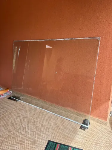 Vende-se vidro transparente em perfeito estado.