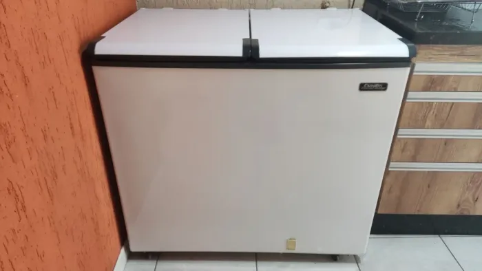 Freezer horizontal 305 litros ótimo estado