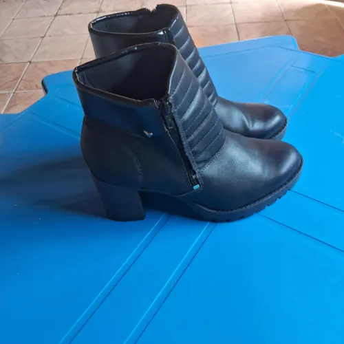 Um par de botas.