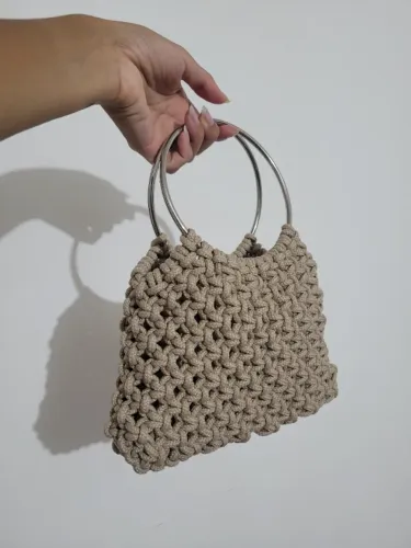 Bolsa artesanal em macramê com cordão náutico e alça de argola