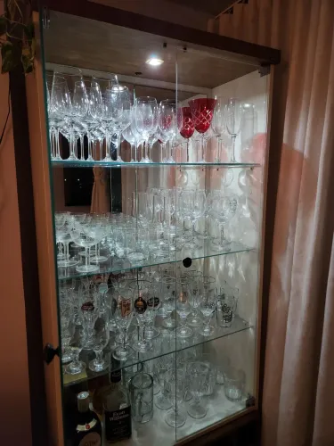 Cristaleira com adega para 18 garrafas.