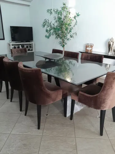 mesa com aparador e 8 cadeiras poltrona. leia o anúncio.