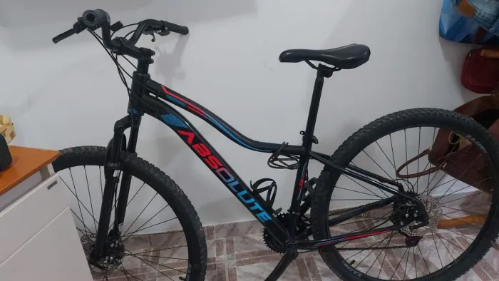 Bicicleta aro 29 feminina ,freio a disco,quadro de alumínio. Com NOTA FISCAL e em excelent