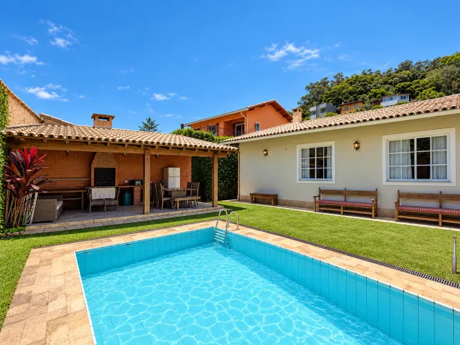 Casa com 4 quartos no bairro Comary, Teresópolis