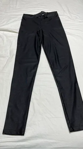 Calça Skinny Preta com Brilho Discreto (Estilo Cirrê) Tam M