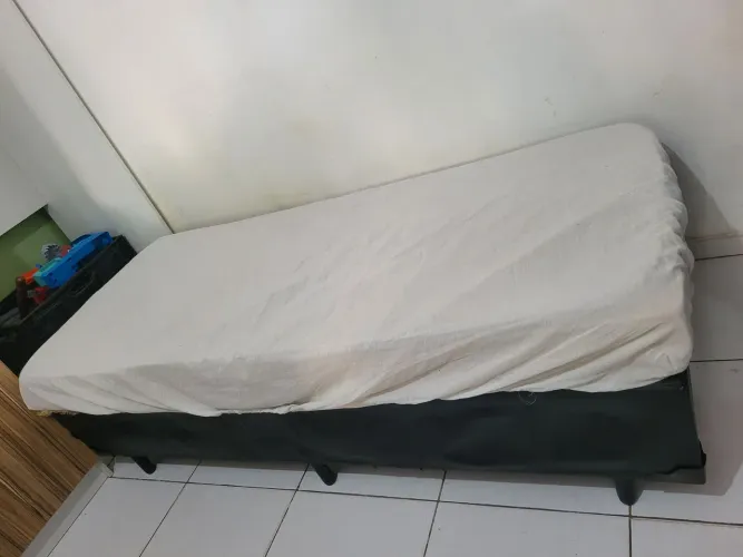 Bau solteiro com colchão velho