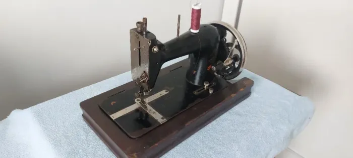 Maquina de costura Vestazinha portatil