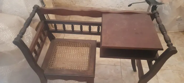 Cadeira com mesinha para tel peça antiga