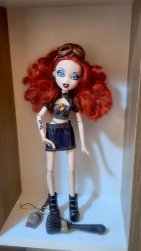Boneca Bratz Bratzillas Meygana Broomstix