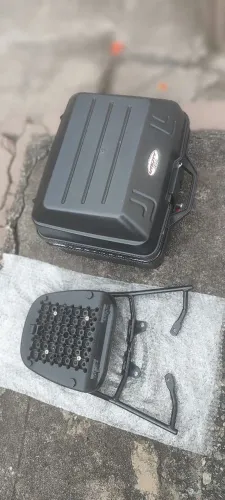 Baú 28 litros +churrasqueira apenas dois meses de uso