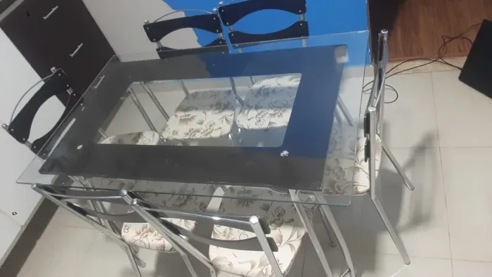 Mesa c/ tampo de vidro e 6 cadeiras