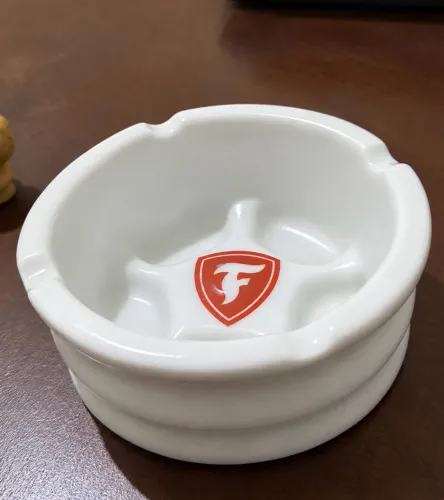 Cinzeiro de Porcelana Chiarotii Branco com Logo Vermelha