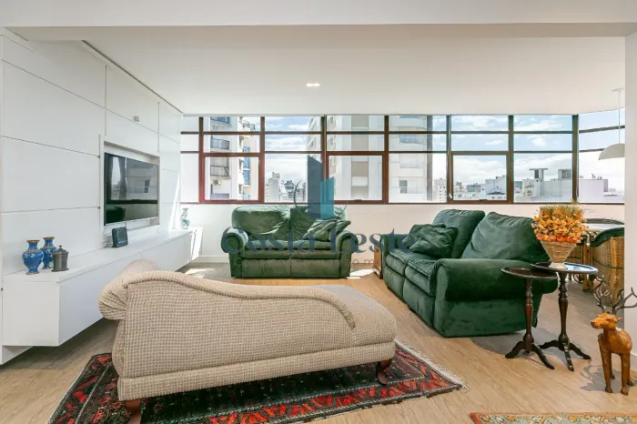 Amplo apartamento de 1 dormitório com vista-mar no Centro