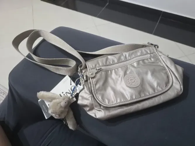 Bolsa Transversal Kipling Feminina Metálica com Alça Ajustável