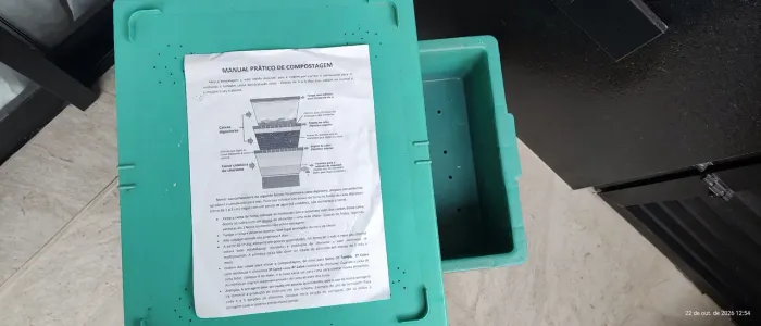 Minhocário de 3 compartimentos com suporte em madeira