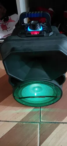 Vendo uma caixa de som tcr você vai tudo certinho pega bluetooth e pen drive 190w