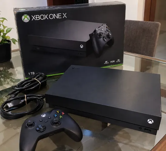 X Box One X na Caixa