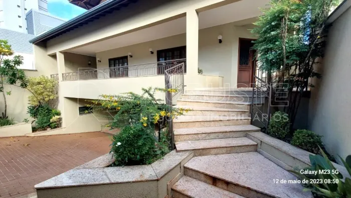 CASA ALTO PADRÃO COM 04 SUÍTES | 03 PAVIMENTOS (SUB SOLO, TÉRREO E SUPERIOR) | CENTRO