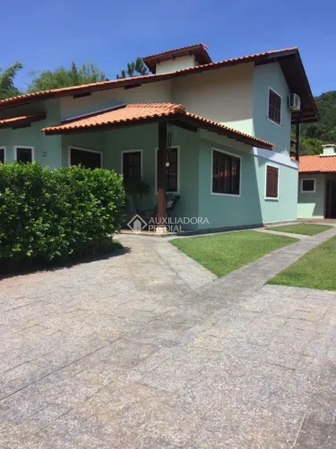 Casa com 4 Suítes em Canasvieiras