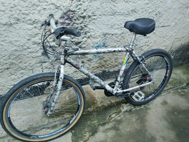 Vendo uma bicicleta toda de alumínio as peças toda Shimano