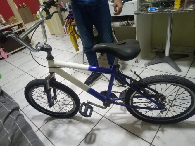 Bicicleta em ótimo estado, somente sem câmara de ar.