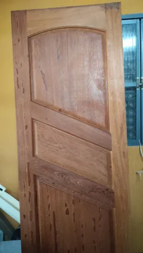 Porta de madeira maciça e cama de casal