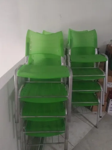 Cadeira base ferro cada 70.00 tenho 20 und