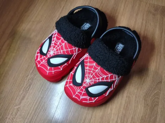 NOVO - Crocs do Homem Aranha (Marvel) - Tamanho 5 anos