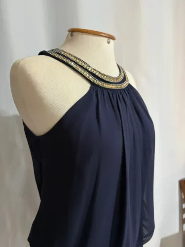 Vestido curto de festa - azul marinho com gola bordada em pedrarias