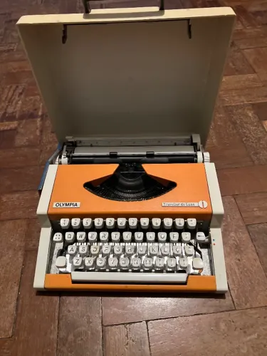 Máquina de Escrever OLYMPIA - Traveller de Luxe