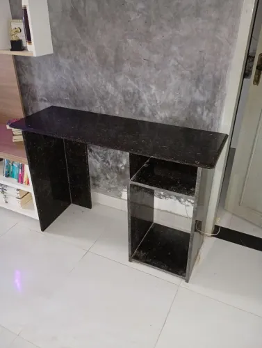 Escrivaninha em mármore preto