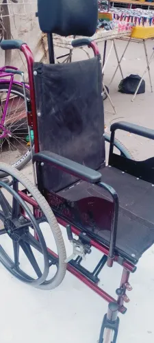 Vendo essa cadeira de rodas semi nova.
