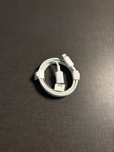 Dois cabos USB C e Lightning