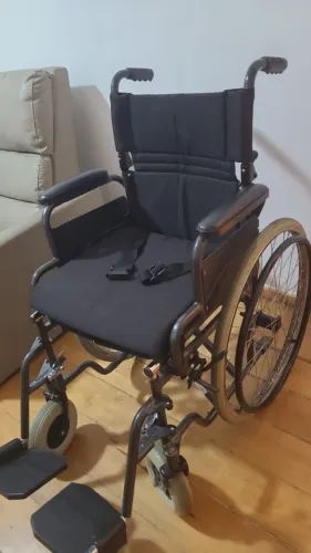 Vendo cadeira de rodas seminova em excelente estado