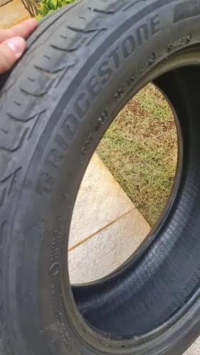 Pneu Bridgestone 215/50 R17. Vendo um par  em bom estado!