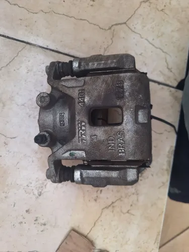 Vendo pinça de freio Kicks/Versa lado dianteiro direito