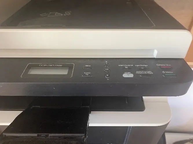 Impressora multifuncional Brother DCP-1617NW com conectividade Wi-Fi
