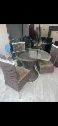 Vendo mesa com três cadeiras