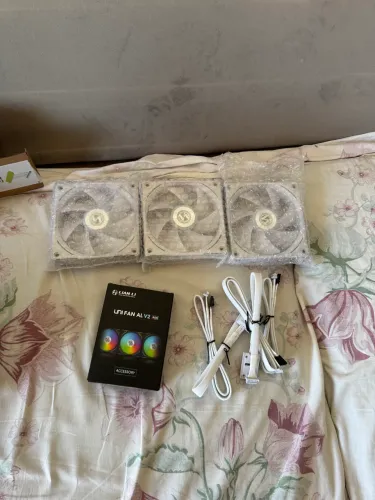 UNI FAN AL120 V2 RGB REVOLUTIONIZED DAISY-CHAIN ARGB FAN