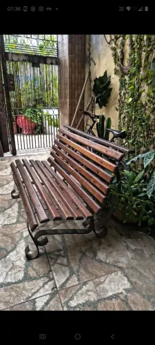 Bancos de jardins em ferro aço e madeira Nobre.