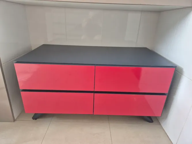 Móvel de madeira e mdf azul e vermelho com 4 gavetas