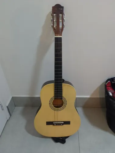 Violão clássico à venda, em bom estado e funcionando perfeitamente. bom para iniciantes